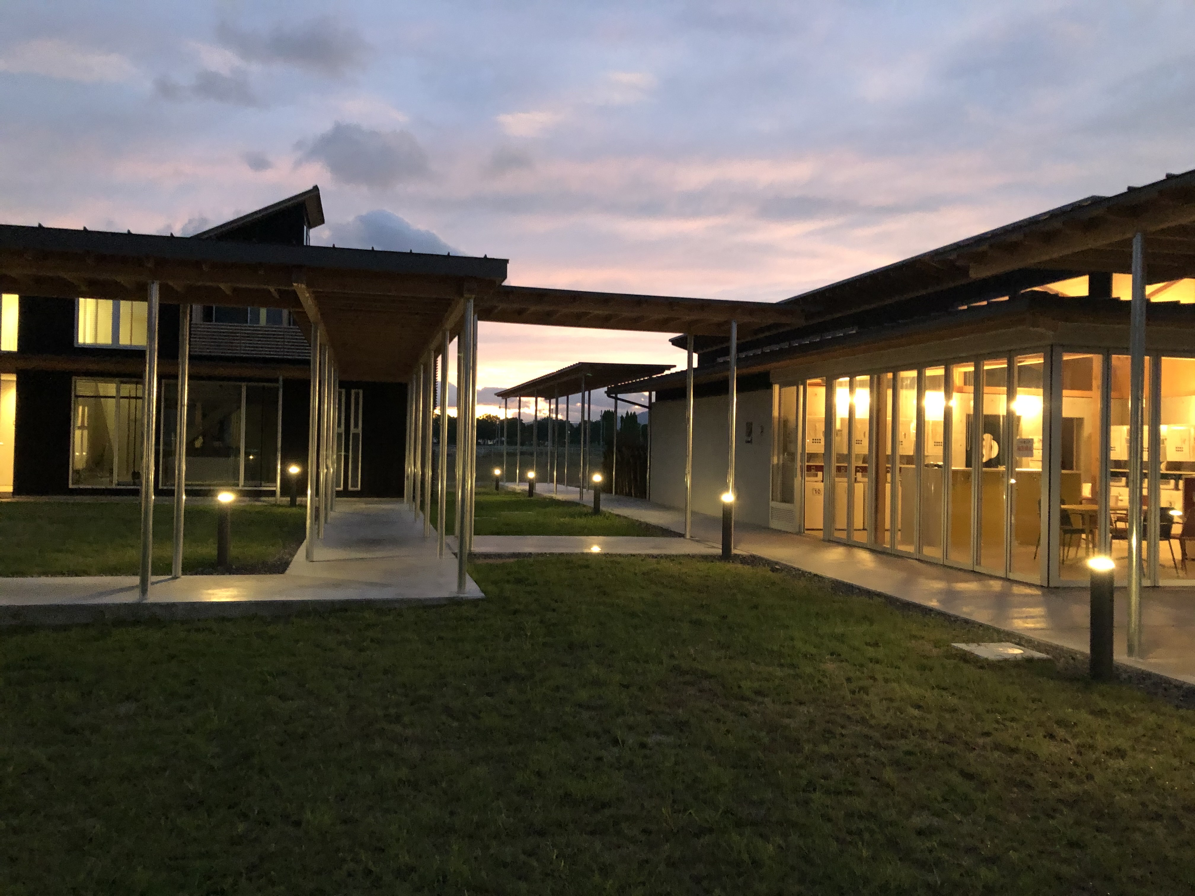 ラウンドリーラウンジ写真